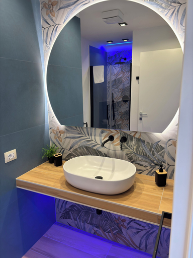 Bathroom 5, Liu Al Viale, Agrigento