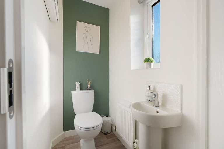 Room 4, Modern Coastal Stay Minutes From Redcar Beach, Redcar and Cleveland