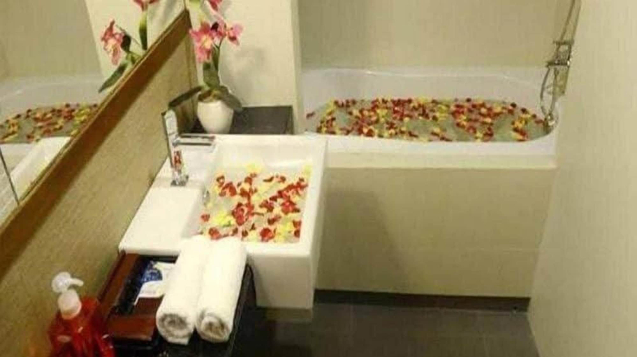 Bathroom 2, Green Paradise Hotel, Yangon