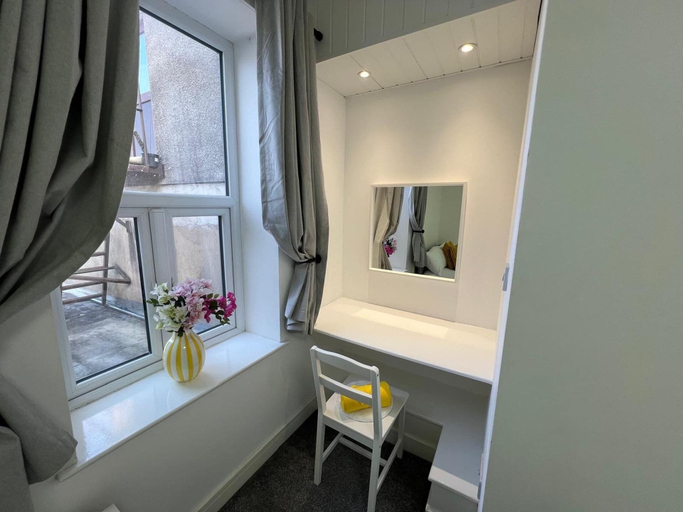 Interior 4, Stylish 1-bed Flat Central Cardiff Bay Window Views, Cardiff