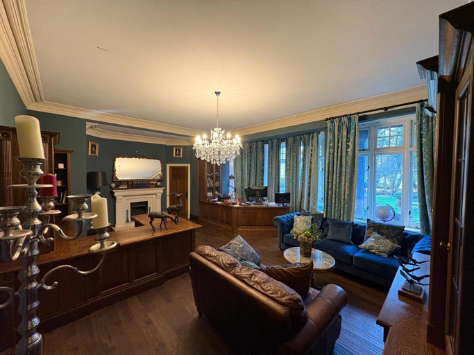 Interior 3, Chobham 4-bed House, Sleeps 9 w/ Parking & Garden, Surrey