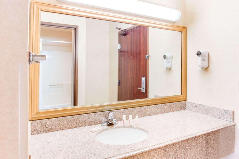 Bathroom 3, Baymont by Wyndham Kalamazoo West, Kalamazoo