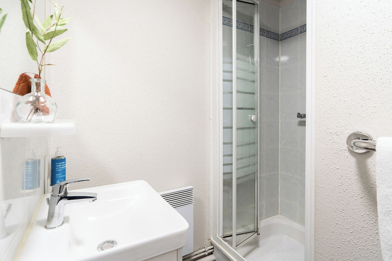 Bathroom 3, Appart'City Classic Nantes Viarme, Loire-Atlantique