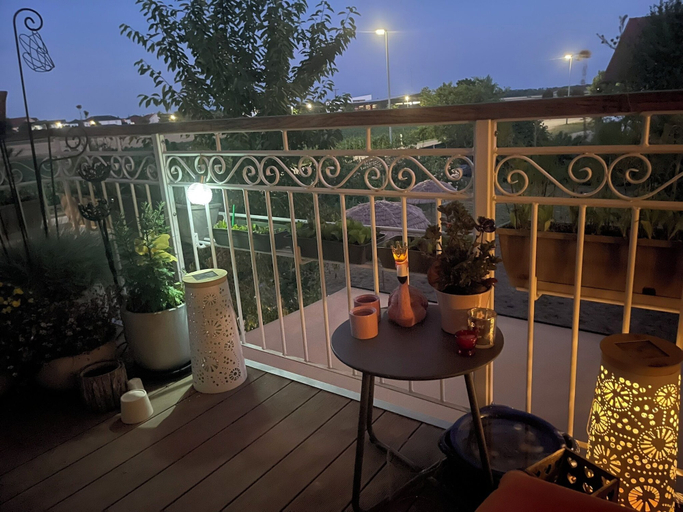 Property grounds 3, Résidence Blanc Suites - Private Ferienresidenz mit Pool & Garten - nahe Flughafen Straubing - Wallmühle, Straubing-Bogen
