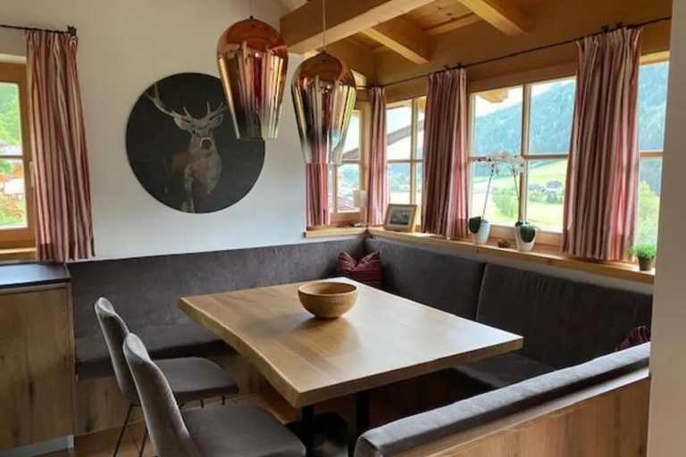 Dining, Cozy Chalet with Sauna near Königsleiten, Zell am See