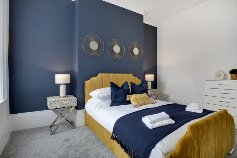 Room 5, Spacious Home for Groups Contractors Free Wifi, Sunderland