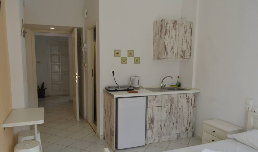 Room 4, Small Studio With Balcony, Pool and Beach in 100m, Crete