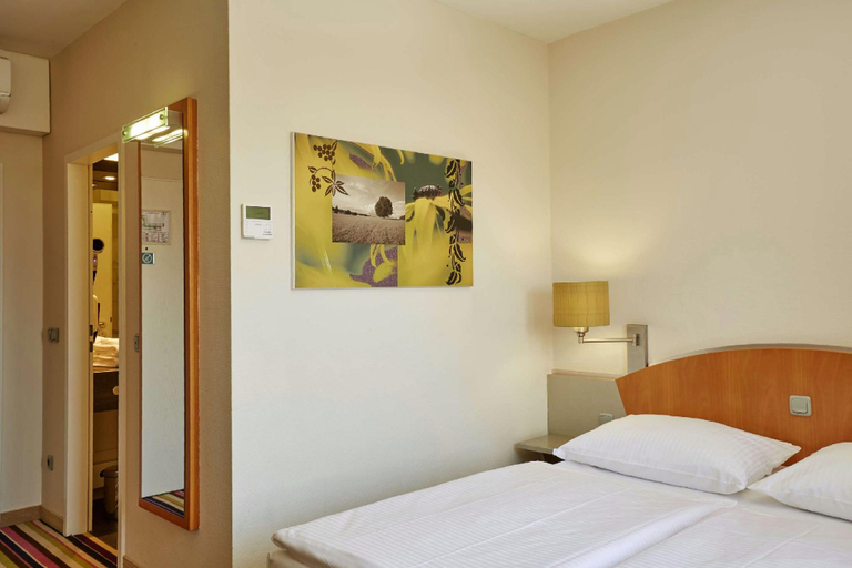 Bedroom 2, H+ Hotel Koln Hurth, Rhein-Erft-Kreis