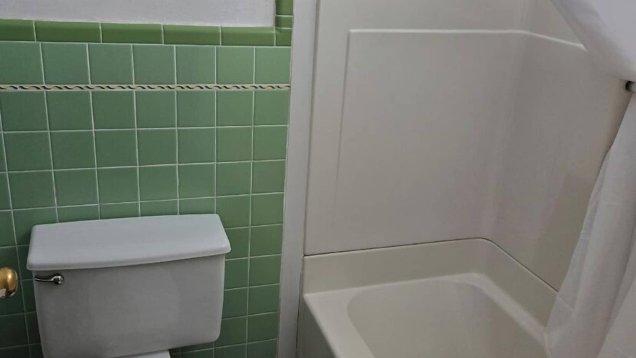 Bathroom 3, Desert Inn and RV, Fremont