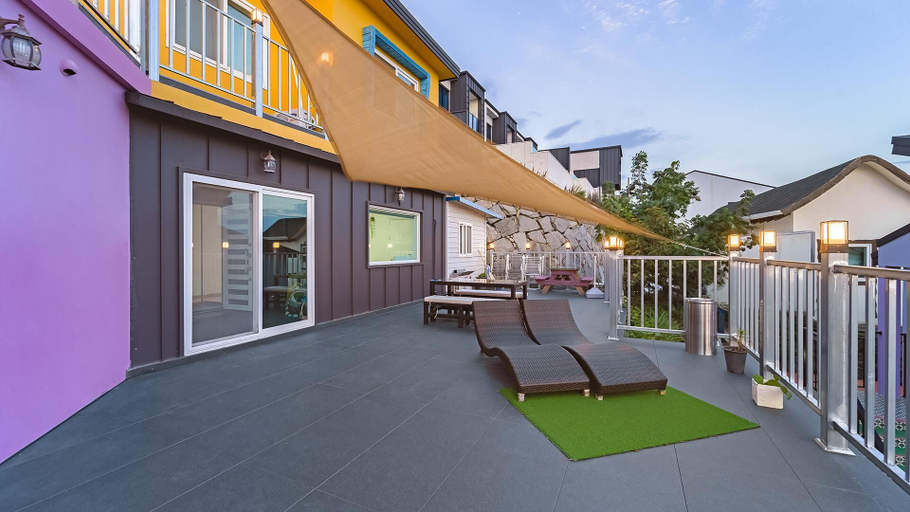 Exterior & Views