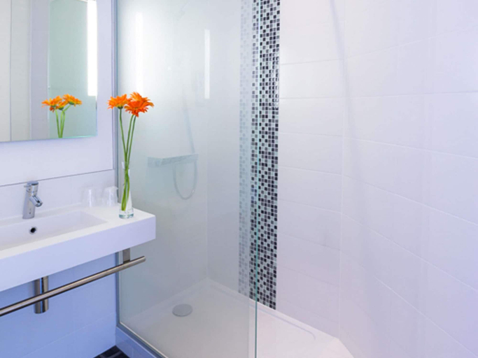 Bathroom 4, ibis Styles Strasbourg Centre Petite France, Bas-Rhin
