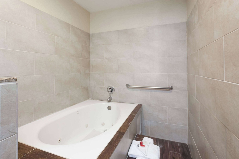 Bathroom 2, Super 8 Bakersfield South, Kern