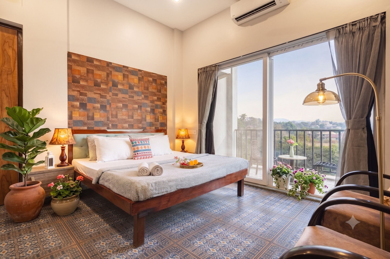 Room 2, Coastal Cliff, Pune