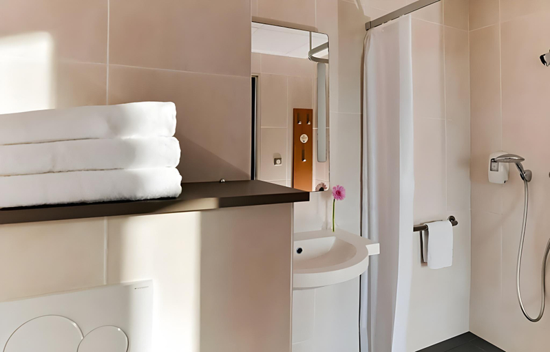 Bathroom 4, B&B Hotel près de Disneyland Paris, Seine-et-Marne