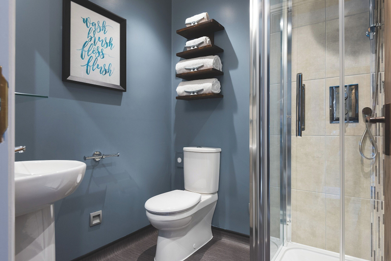 Bathroom 5, Chainlocker, Cornwall