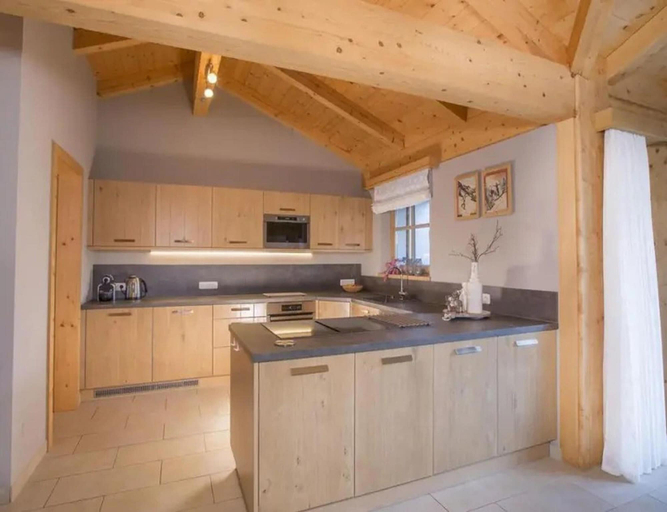 Private kitchen 2, Family Ski Chalet with Views, Zell am See
