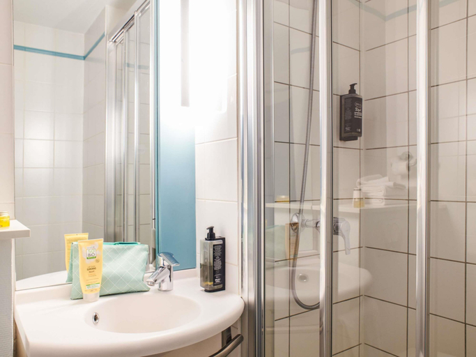 Bathroom 3, Hôtel Ibis Budget Nantes Ouest Atlantis Couëron, Loire-Atlantique