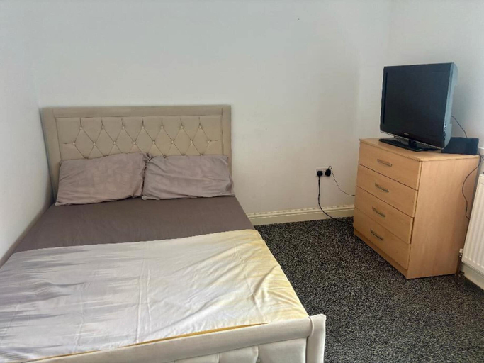 Room 3, Serene 5-bedroom House in Dudley, Sandwell