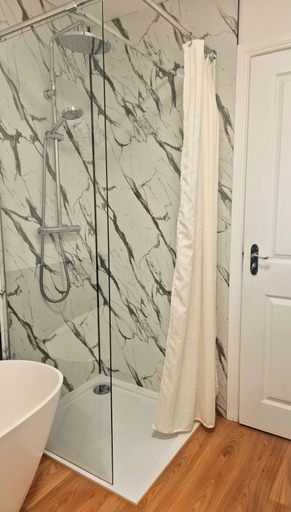 Bathroom 5, 2 Bed House - Sleeps 4 - Pets - Parking - Beach, Highland