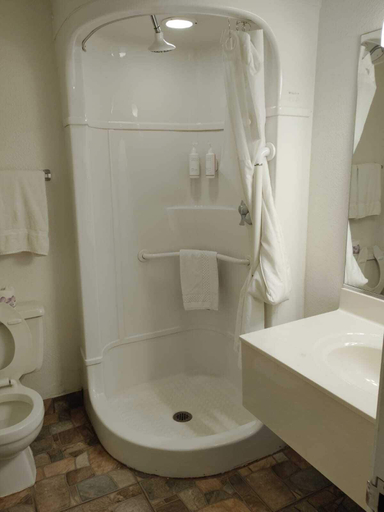 Bathroom 4, Travel Inn, Colfax