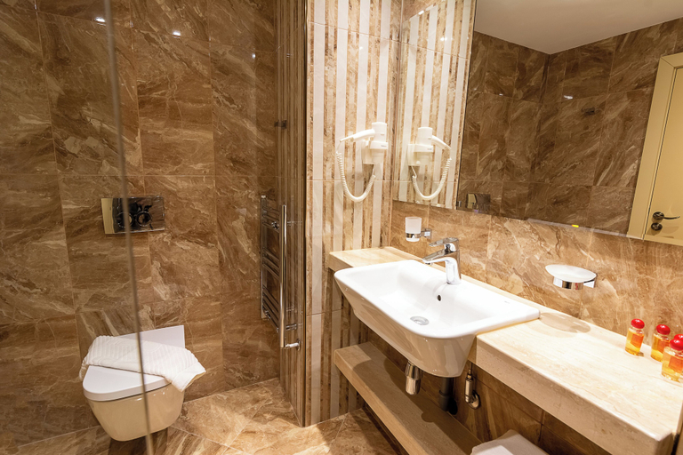 Bathroom 5, Astoria Grand Hotel, Stolichna