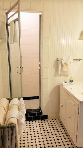 Bathroom 3, Centennial House, Franklin