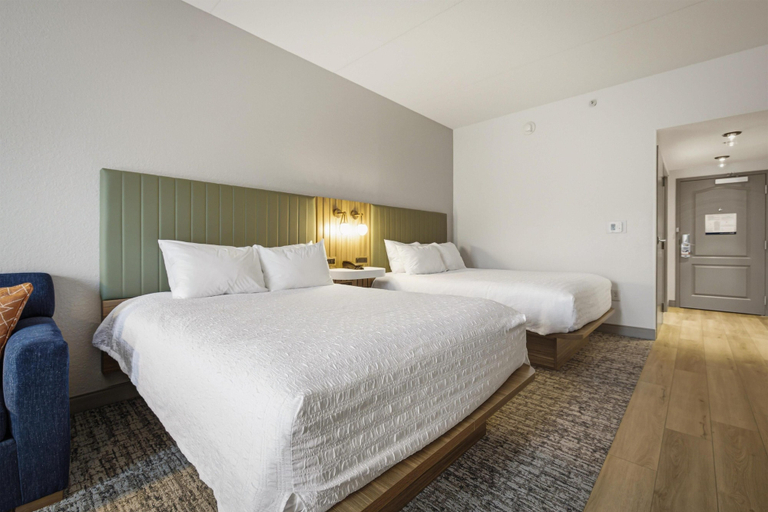 Bedroom 4, Hampton Inn Hickory, Catawba