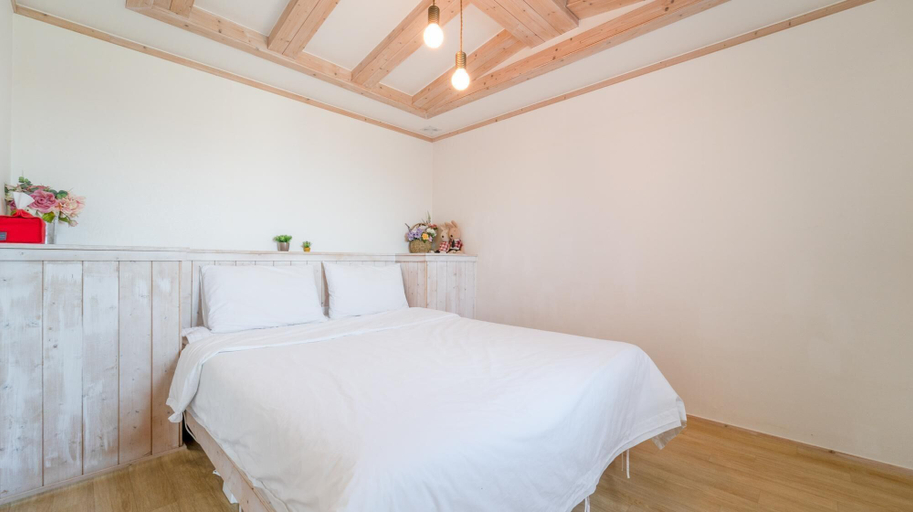 Bedroom 2, Namhae Gooreamyelmae Pension, Namhae