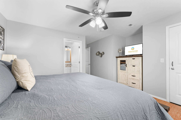 Room 4, SDC Escape Spacious Condo, Taney