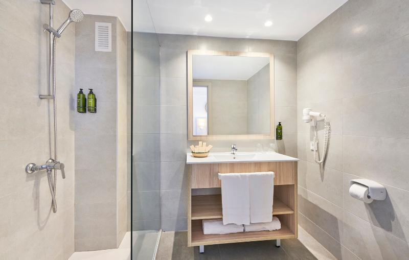 Bathroom, Hotel Vistamar by Pierre & Vacances, Baleares