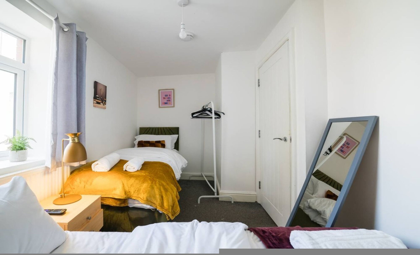 Room 2, Premium 3 Bed Cardiff City Sleeps 9 With Free Parking, Cardiff
