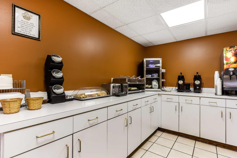 Food & Drinks 5, Econo Lodge Inn & Suites Dickson, Dickson