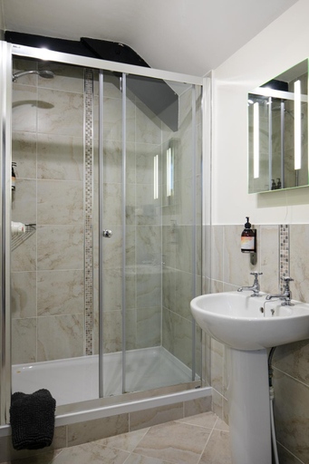 Bathroom 3, Reddivallen Farmhouse, Cornwall