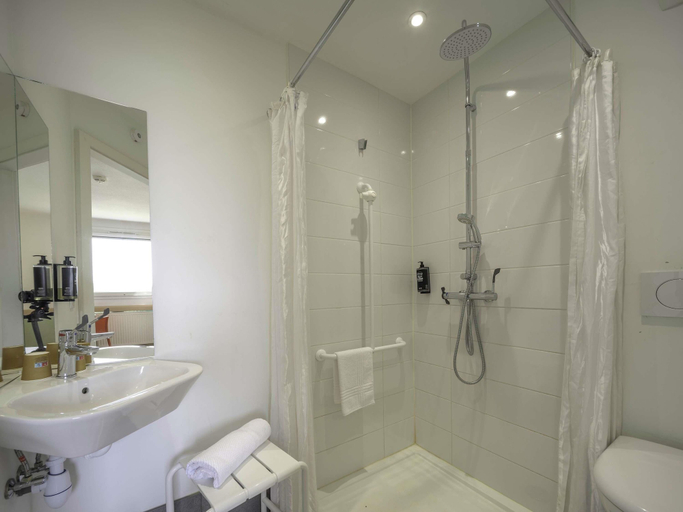 Bathroom 4, ibis budget Sarrebourg Buhl, Moselle