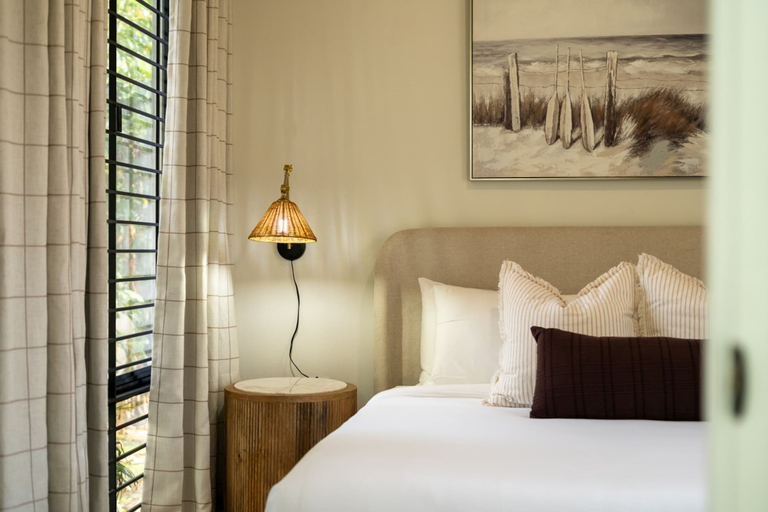 Room 4, 5BR Luxe Retreat in Runaway Bay Private Pool Beach Access