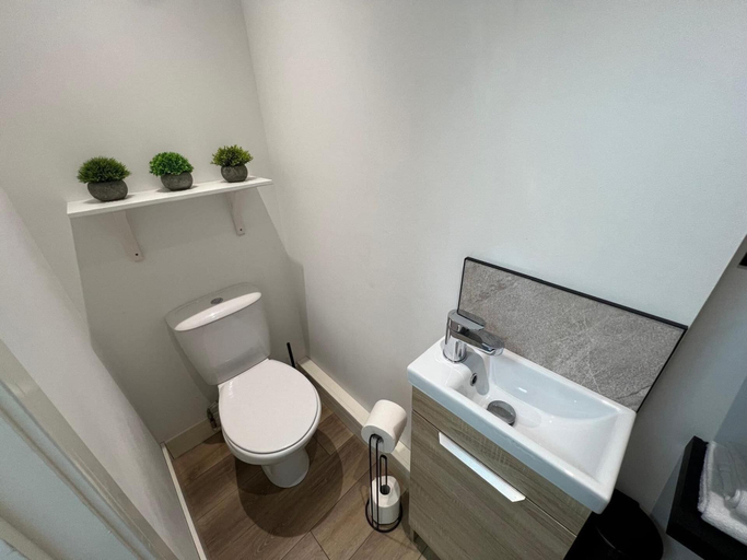 Bathroom 5, Stylish 1-bed Flat Central Cardiff Bay View, Cardiff