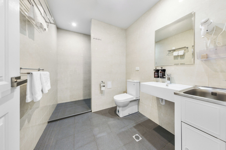 Bathroom 3, Rainbow Motel Queanbeyan, Queanbeyan