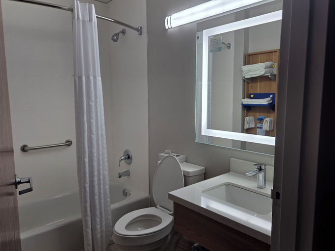 Bathroom 5, Microtel Inn & Suites by Wyndham Hagerstown by I-81, Washington