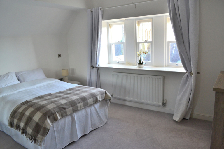 Room 3, The Residence, 3-bed Apt, Sleeps 6 With Parking, Lancashire