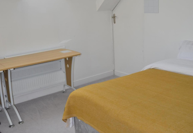 Room 2, The Residence, 3-bed Apt, Sleeps 6 With Parking, Lancashire