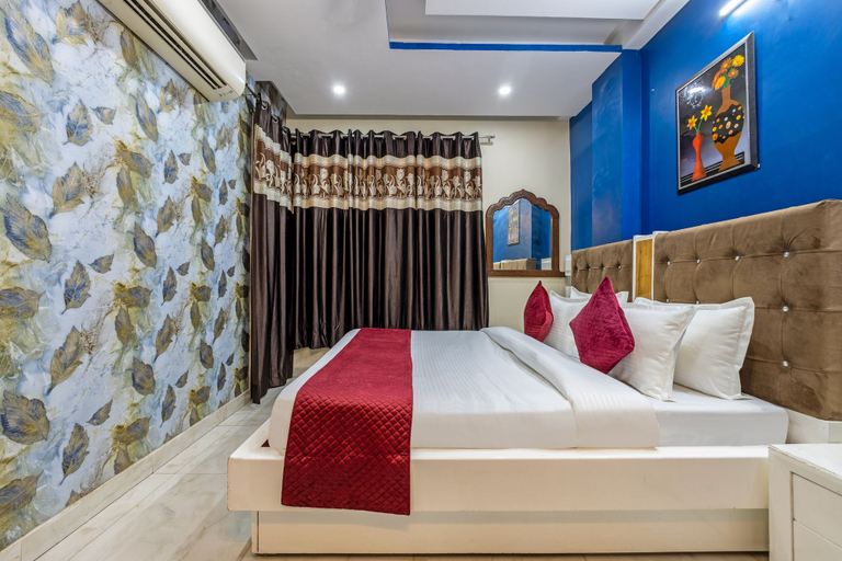 Room 3, The Expressway Studio Near Yashobhoomi, Delhi