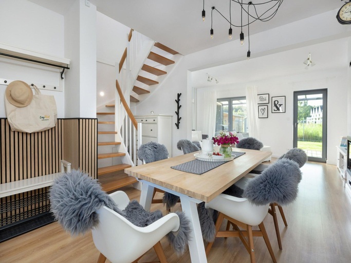 Dining 5, Holiday Home, 3 Bedrooms, Private Garden, Gryfice
