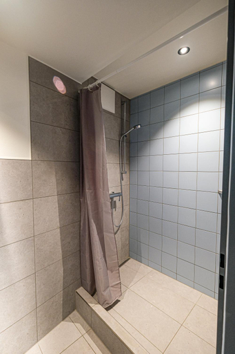Bathroom 5, Jugendherberge Stuttgart International, Stuttgart