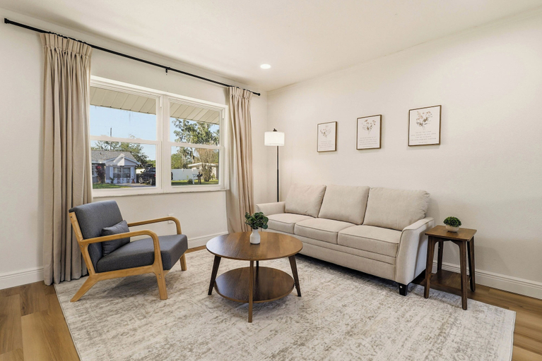 Living area 3, Host Hubble Private Rooms Edmond Circle, Polk