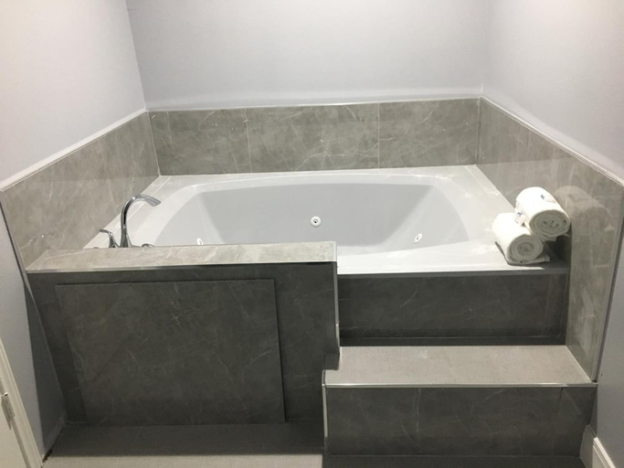Bathroom 3, Platinum Inn and Suites, Houston
