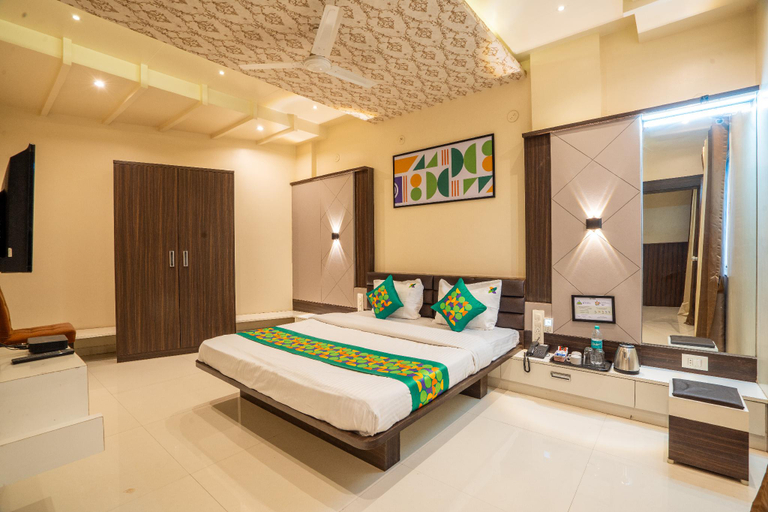 Bedroom 2, Treebo Pushpak, Satara