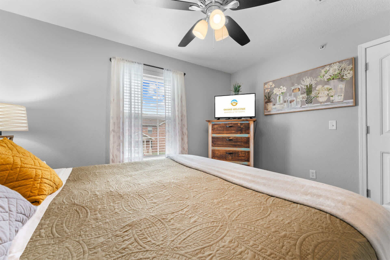 Room 5, SDC Escape Spacious Condo, Taney