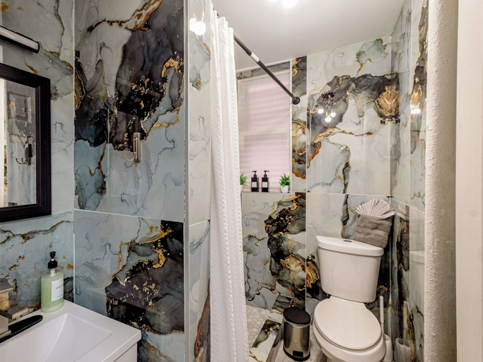 Bathroom, Spacious 3BR Near Manhattan - Sleeps 7, Hudson