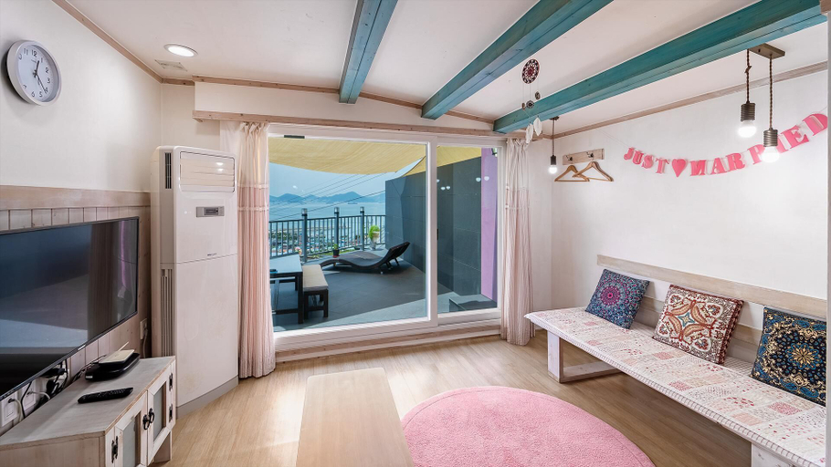 Bedroom 4, Namhae Gooreamyelmae Pension, Namhae