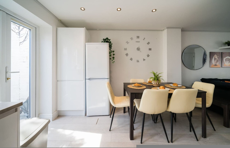 Room 4, Premium 3 Bed Cardiff City Sleeps 9 With Free Parking, Cardiff